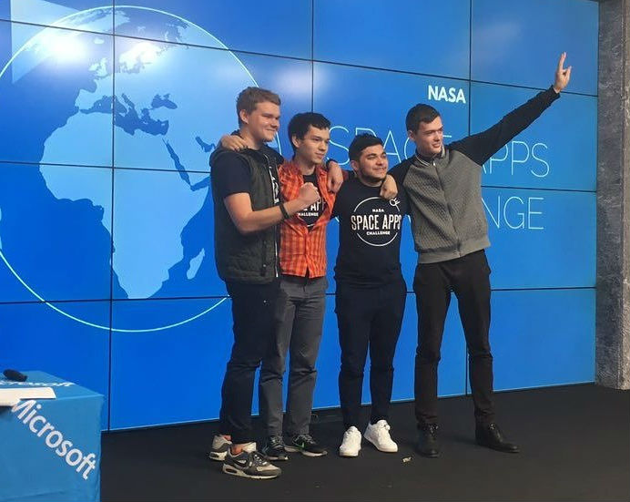 Иллюстрация к новости: Максим Дьяков и Александр Наумов, студенты направления «Бизнес-информатика», в составе команды «FlyGuide» заняли призовое место в хакатоне Space app Challenge Hackathon от NASA